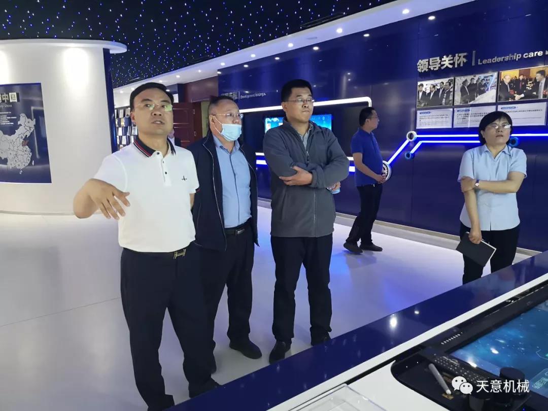 哈爾濱工業(yè)大學(xué)張教授、于教授蒞臨天意機械就智能焊接技術(shù)進行交流指導(dǎo)